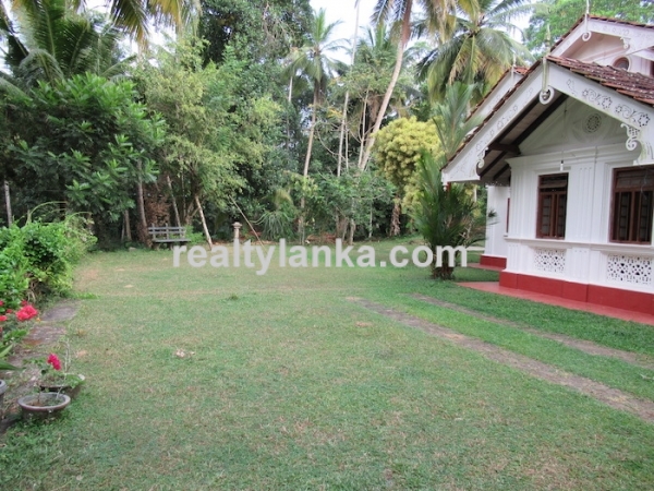 Well Maintained Colonial House Near Mirissa