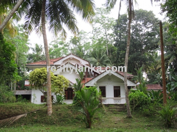 Well Maintained Colonial House Near Mirissa